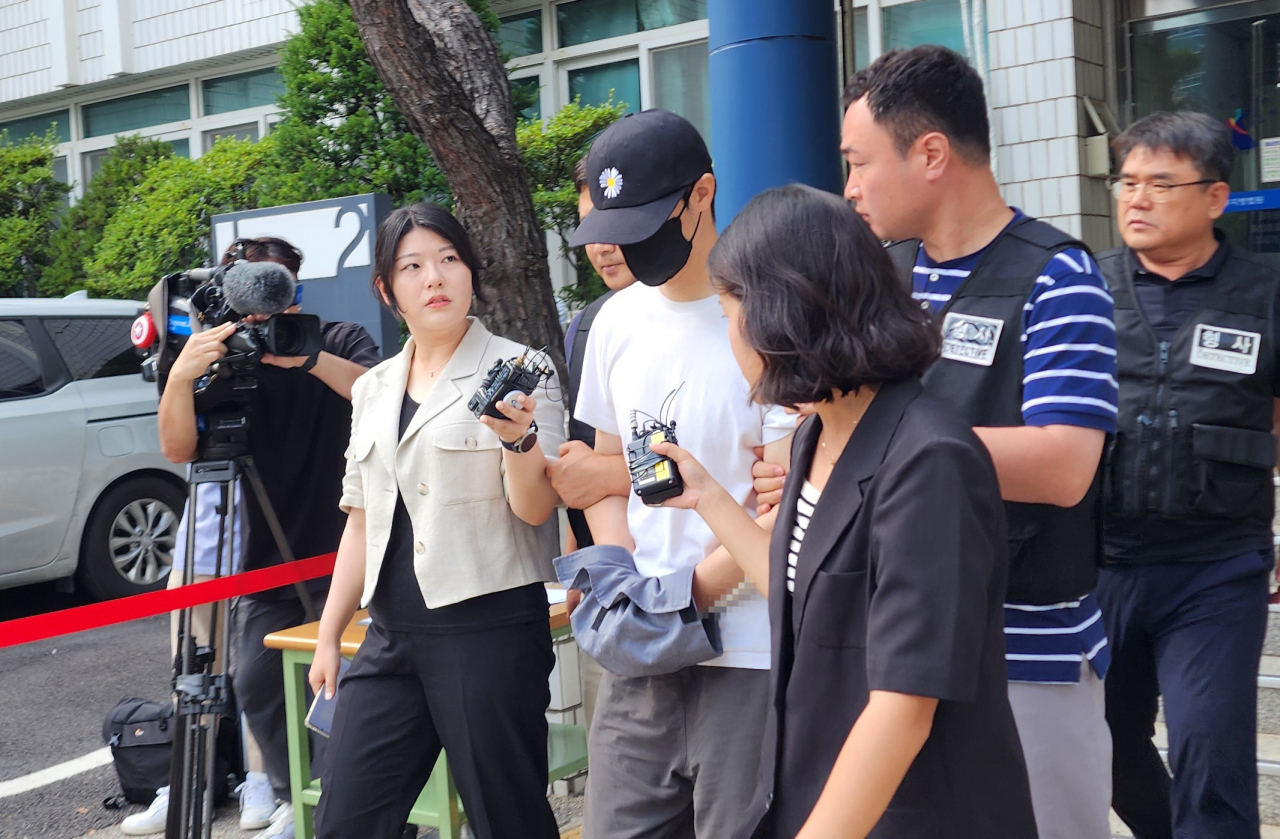 5살 어린이를 의식불명 상태에 빠지게 한 30대 태권도 관장이 14일 오후 경기도 의정부시 의정부지방법원에서 열린 구속전 피의자심문(영장실질심사)을 마친 뒤 법정을 나오고 있다. [연합]