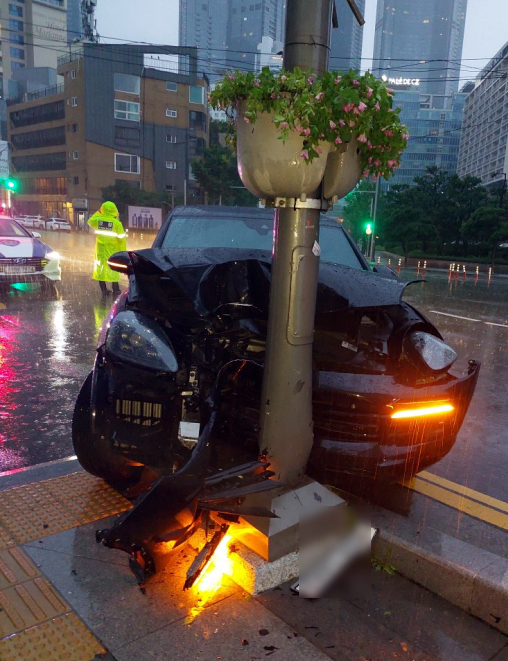 충돌사고 후 차량 버리고 도주 운전자…잡고보니 만취상태