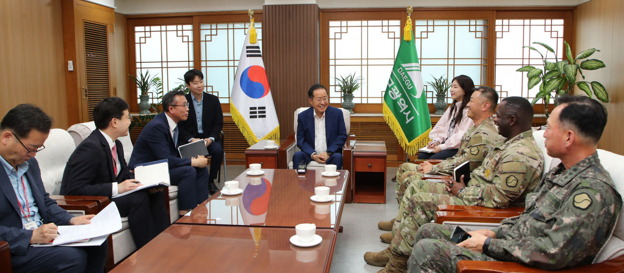 홍준표 대구시장이 지난 11일 대구시청 산격청사 접견실에서 미 제1지원사령관 진 H. 박 준장과 면담을 가졌다.[대구시 제공]