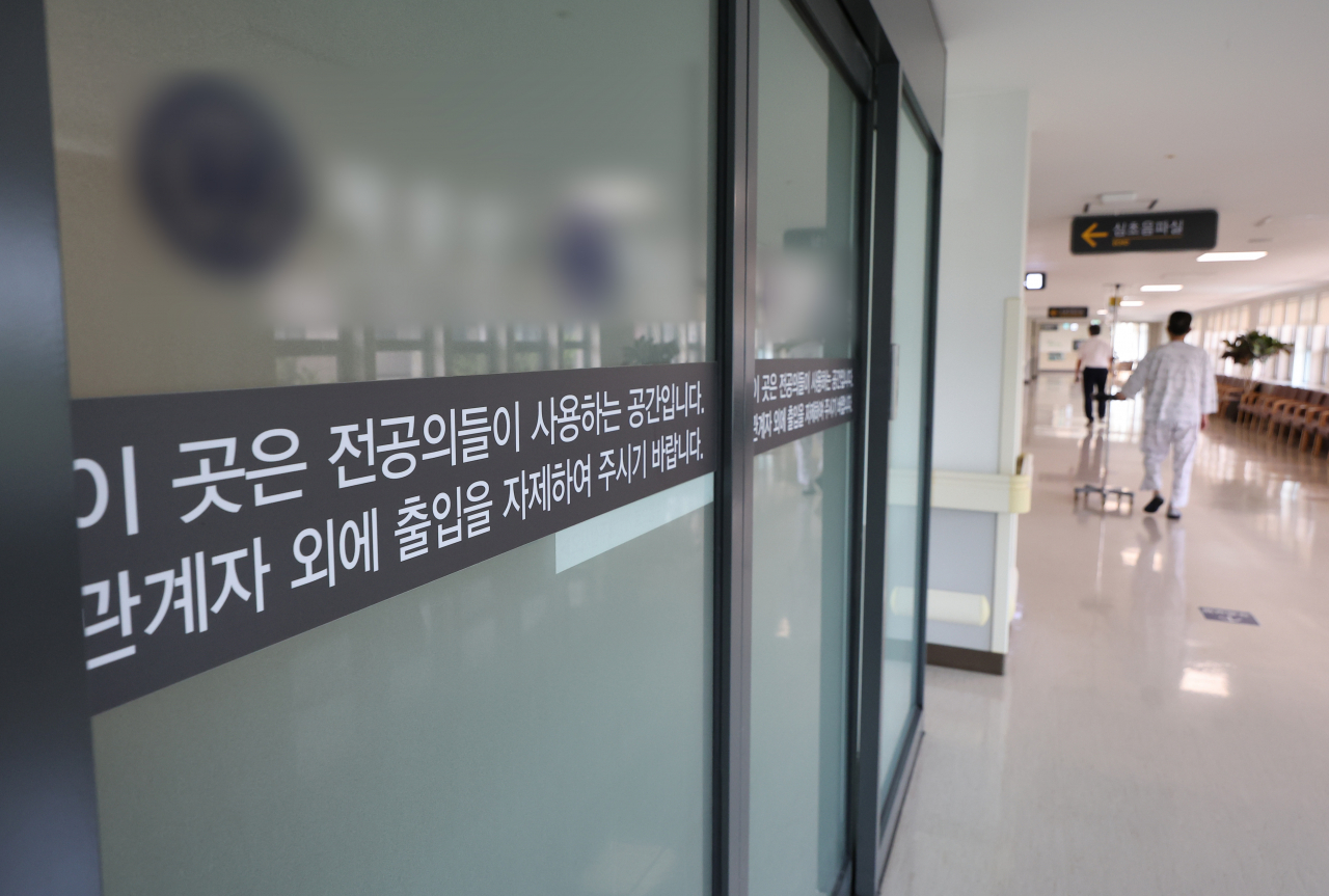 전공의 최종 사직 처리 마감이 하루 앞으로 다가오면서 다섯 달째 병원을 떠나 있는 전공의들이 얼마나 복귀할지에 관심이 쏠린다. 사진은 14일 서울의 한 병원 전공의 전용공간. [연합]