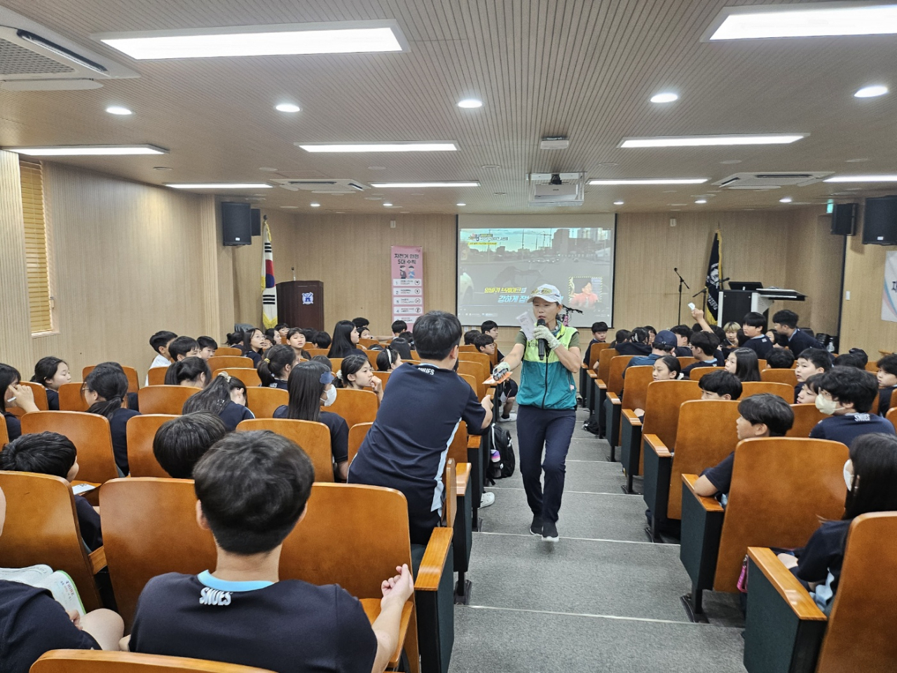 서울 종로구는 아동과 청소년을 대상으로 오는 9월까지 자전거·개인형이동장치(PM) 안전교육을 실시한다고 15일 밝혔다.[종로구 제공]