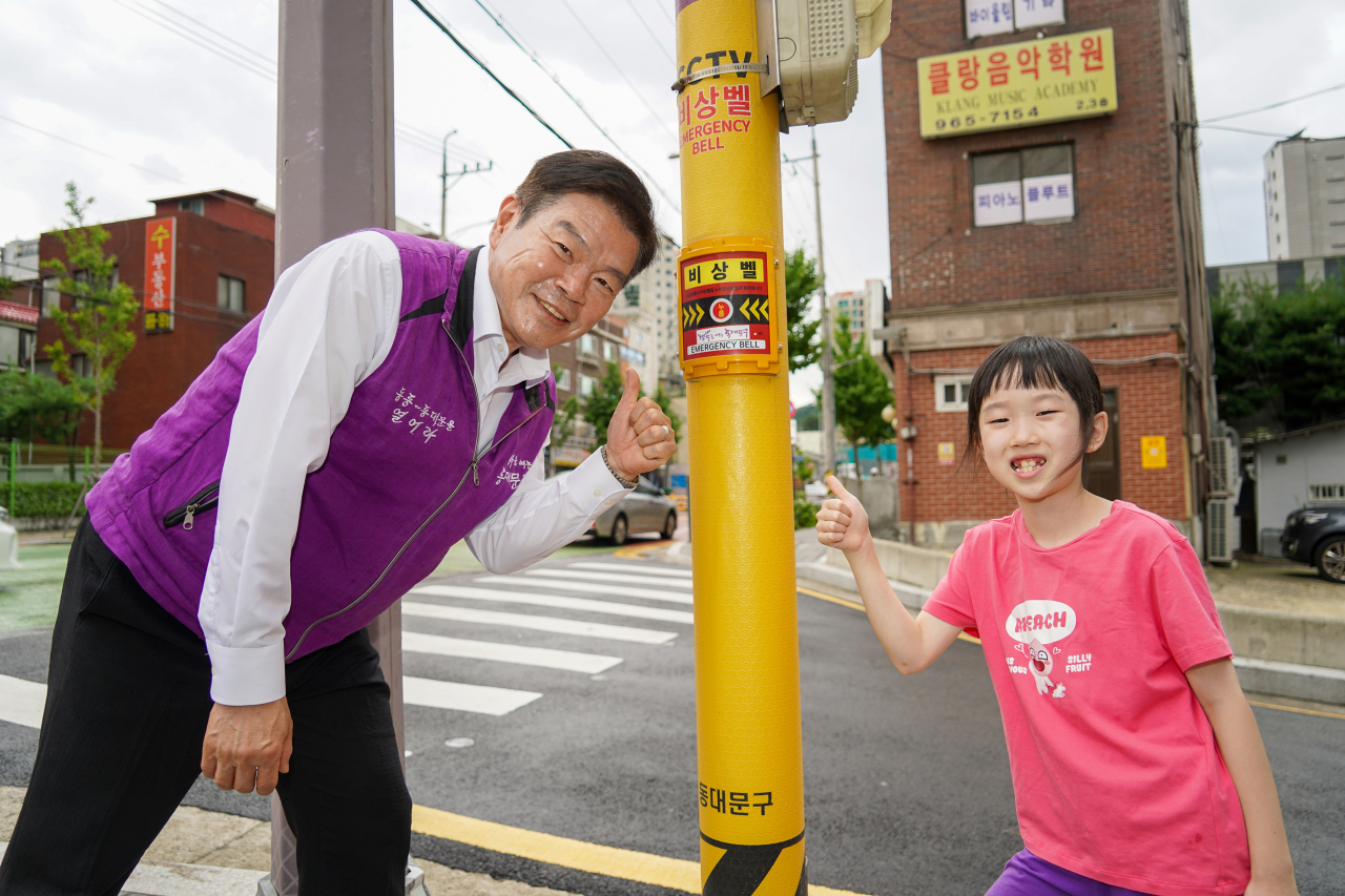 서울 동대문구는 어린이 보호구역에 스마트폴을 확대 설치한다고 15일 밝혔다. 사진은 이문초 통학로 앞에 설치된 스마트폴.[동대문구 제공]