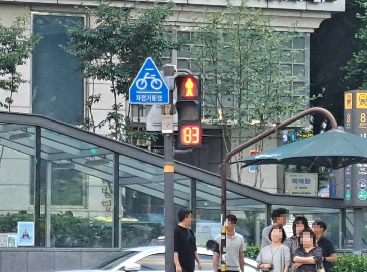 시청역 교차로에 설치된 적색 잔여시간 표시 신호등 [서울시 제공]