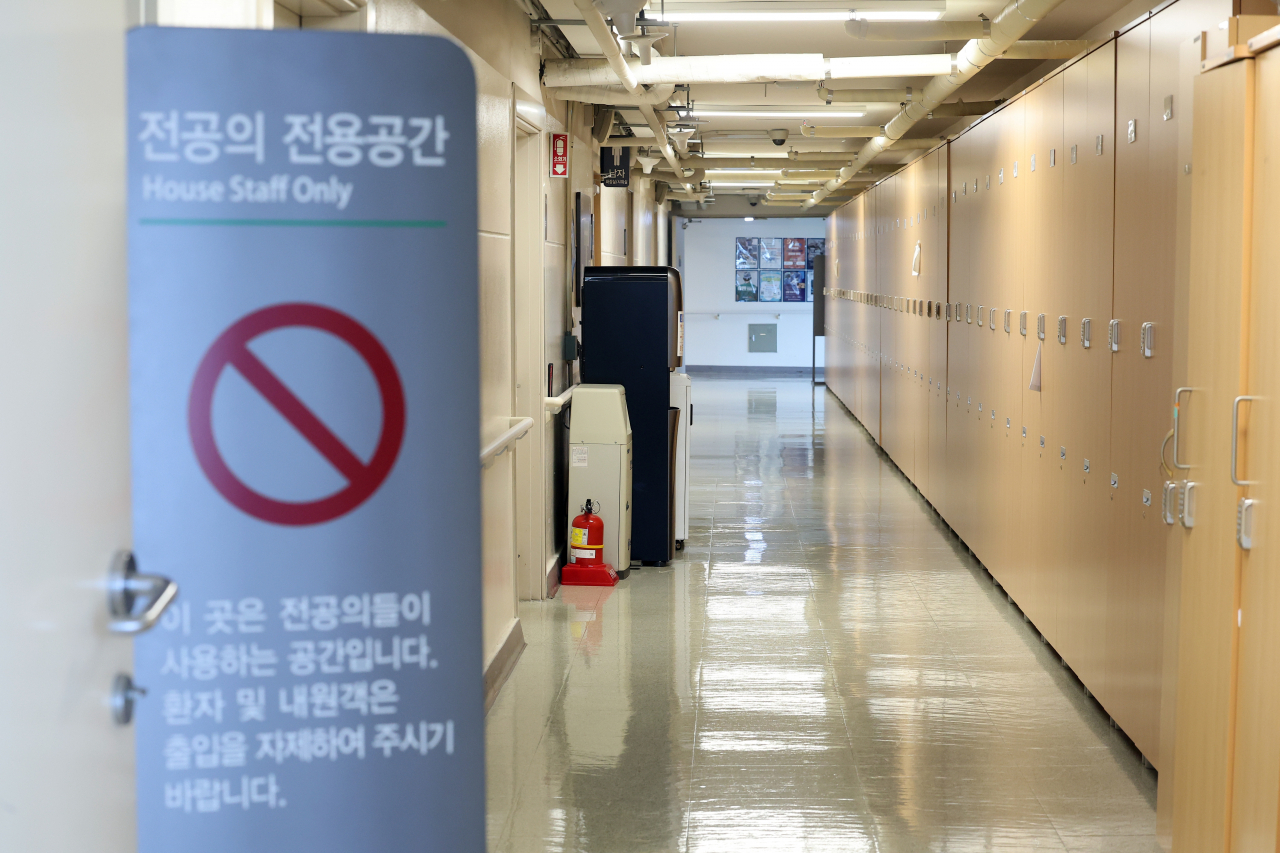 전공의 최종 사직 처리 마감일이 다가오면서 다섯 달째 병원을 떠나 있는 전공의들이 얼마나 복귀할지에 관심이 쏠린다. 사진은 14일 서울의 한 병원 전공의 전용공간. [연합]