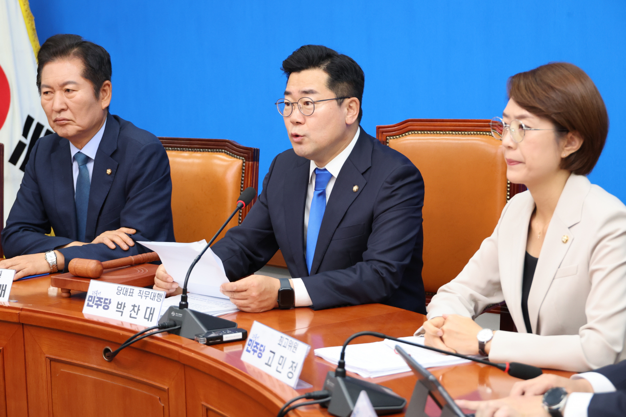 박찬대(가운데) 더불어민주당 당대표 직무대행 겸 원내대표가 15일 오전 서울 여의도 국회에서 열린 최고위원회의를 주재하고 있다. [연합]