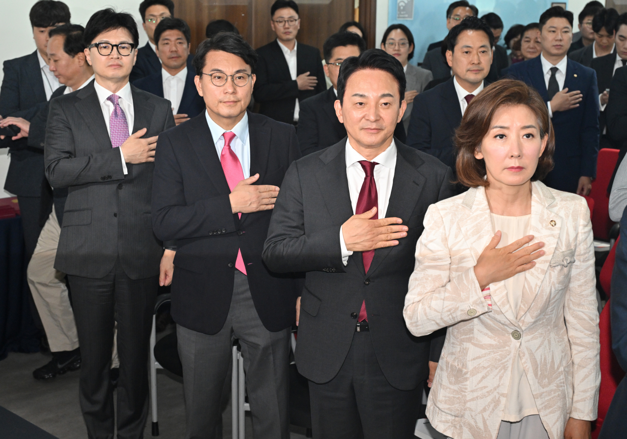 국민의힘 당대표 후보들이 지난 5일 오후 서울 여의도 중앙당사에서 열린 '미래를 위한 약속, 공정 경선 서약식'에서 국민의례를 하고 있다. 왼쪽부터 한동훈, 윤상현, 원희룡, 나경원 후보. 임세준 기자