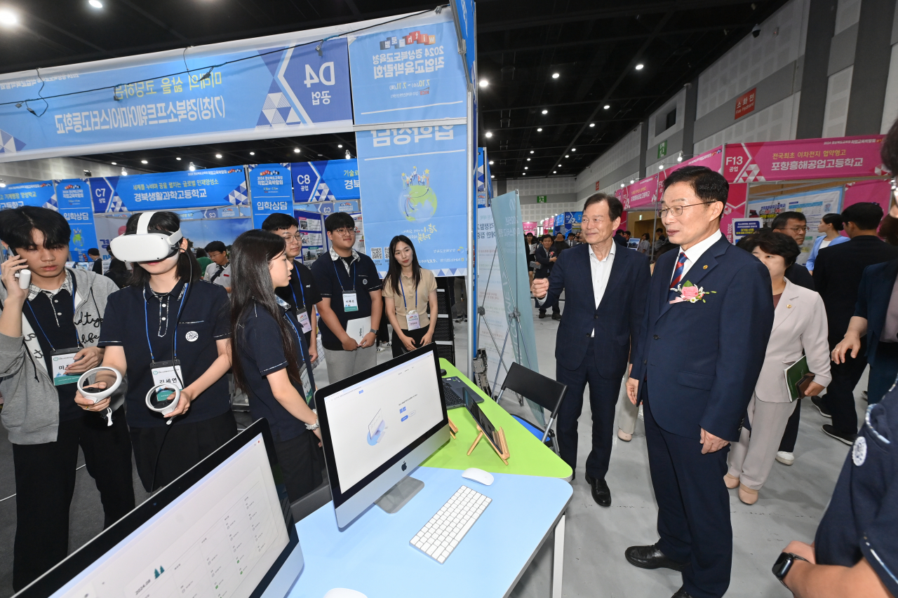 경주화백컨벤션센터에서 개막된 '2024 직업교육박람회'에서 임종식 교육감 등 교육청 관계자들이 현장을 둘러보고 있다.[경북교육청 제공]