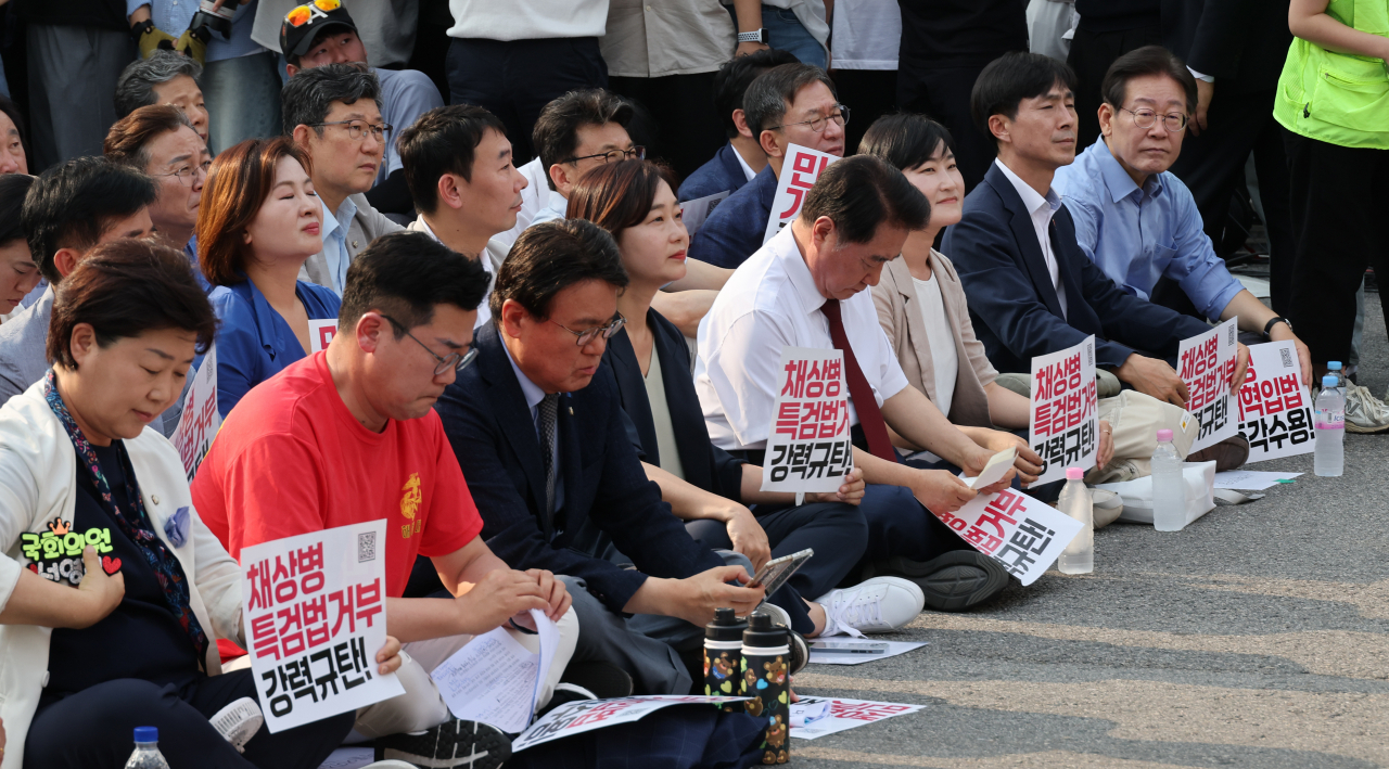 박찬대(앞줄 왼쪽 두 번째) 더불어민주당 당대표 직무대행 겸 원내대표, 황운하(왼쪽 세 번째) 조국혁신당 원내대표 등 야당 의원들이 13일 광화문광장 인근에서 열린 채해병 특검법 거부권 규탄 범국민대회에 참석하고 있다. 앞줄 맨 오른쪽은 이재명 전 민주당 전 대표. [연합]