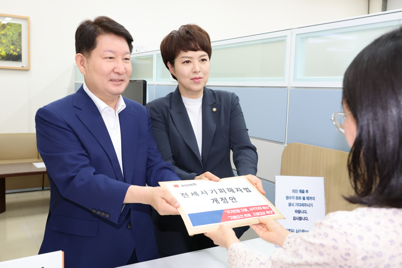 국민의힘 소속 국회 국회교통위원회 위원인 권영진 의원(간사)과 김은혜 의원이 15일 서울 여의도 의안과에 당론으로 발의한 '전세사기피해자 지원 및 주거안정 특별법안'을 제출하고 있다. [연합]