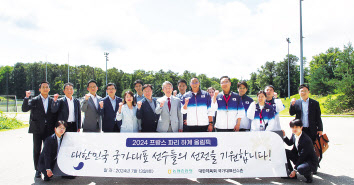 강호동(앞줄 왼쪽 일곱 번째) 농협중앙회장이 지난 13일 프랑스 파리올림픽 사전훈련캠프를 찾아 대한민국 선수단의 선전을 기원하며 파이팅을 외치고 있다. [농협중앙회 제공]