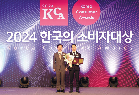 김민형(오른쪽) 교원웰스 마케팅팀장(오른쪽)이 ‘2024 한국의 소비자대상’을 받고 있다. [교원 웰스 제공]