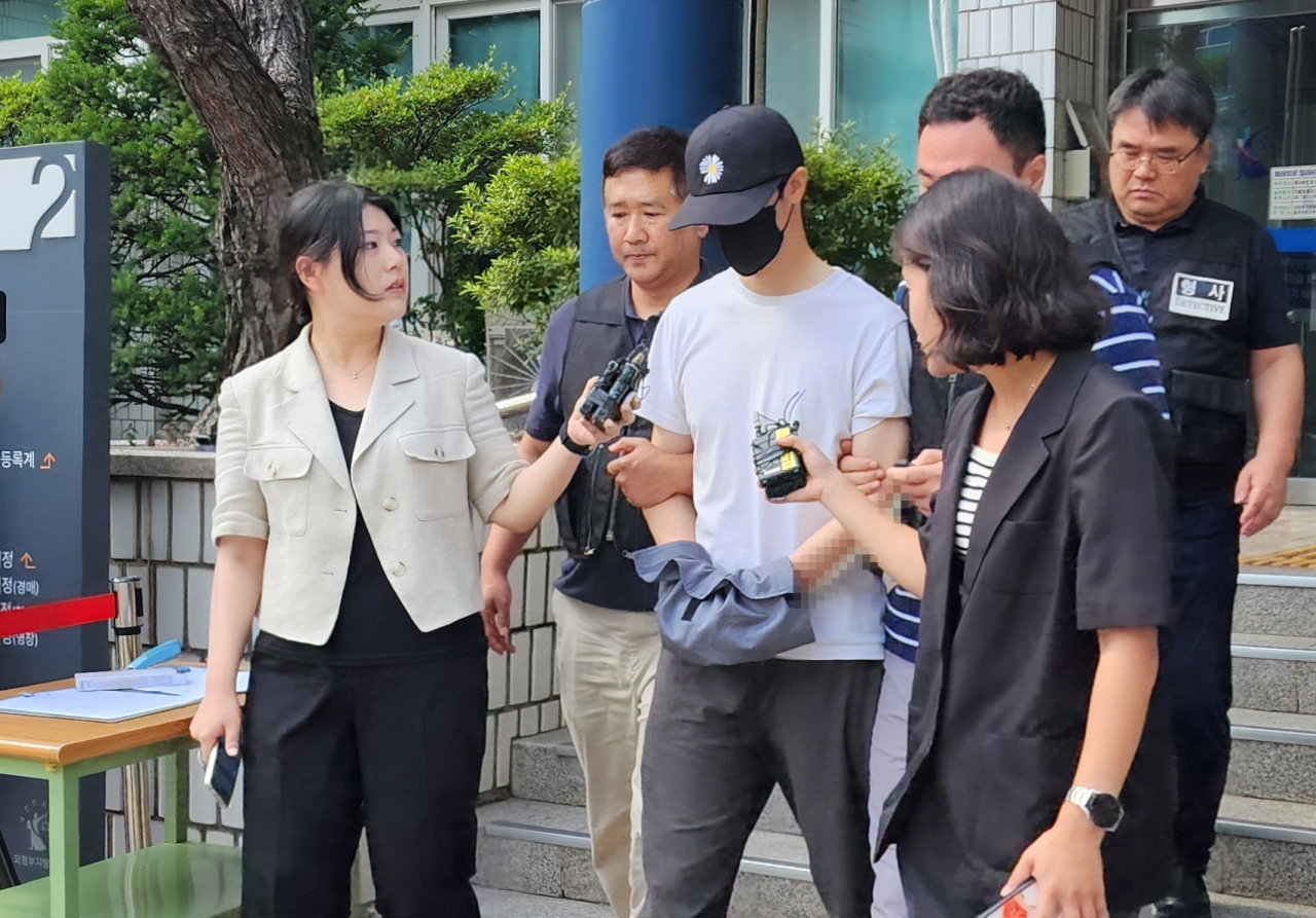 5살 어린이를 의식불명 상태에 빠지게 한 30대 태권도 관장이 지난 14일 오후 경기도 의정부시 의정부지방법원에서 열린 구속 전 피의자심문(영장실질심사)을 마친 뒤 법정을 나오고 있다. 연합뉴스