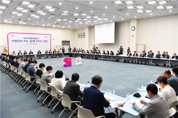 15일 오전 부산시청 대회의실에서 박형준 부산시장 주재로 조직개편 뒤 첫 확대간부회의가 진행되고 있다. [사진=부산시]