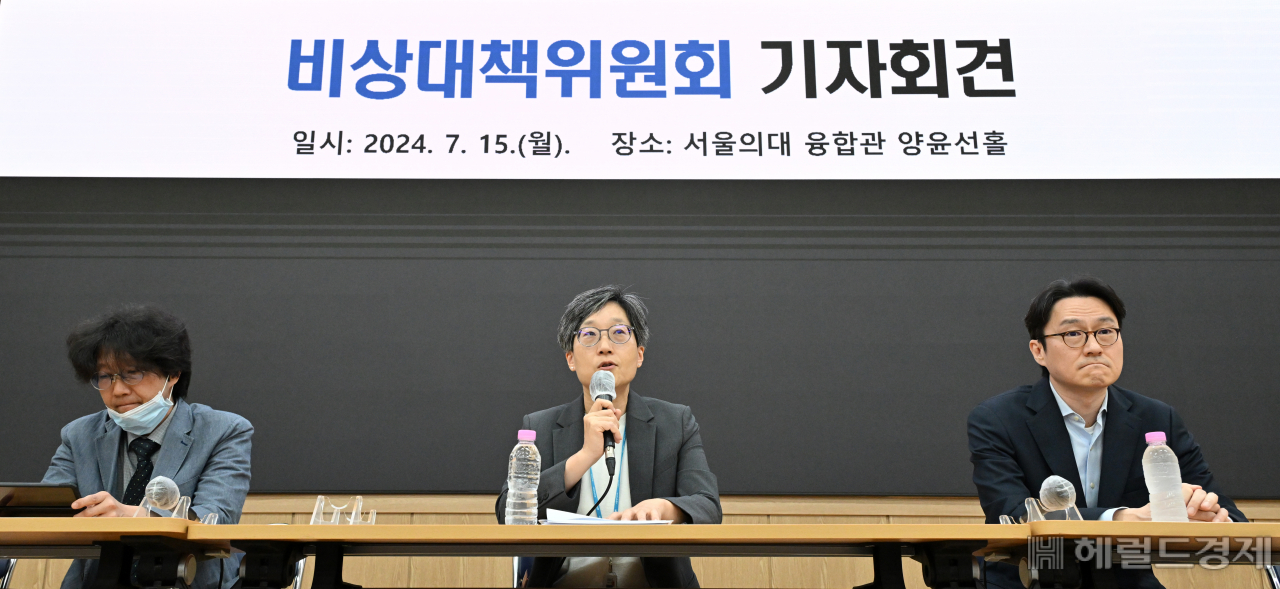 강희경 서울의대·서울대병원 교수협의회 비상대책위원회 위원장(가운데)이 15일 오전 서울 종로구 서울의대 융합관에서 ‘조규홍 보건복지부 장관께, 서울의대-서울대병원 교수 비대위가 드리는 의견’을 주제로 기자회견을 하고 있다. 임세준 기자