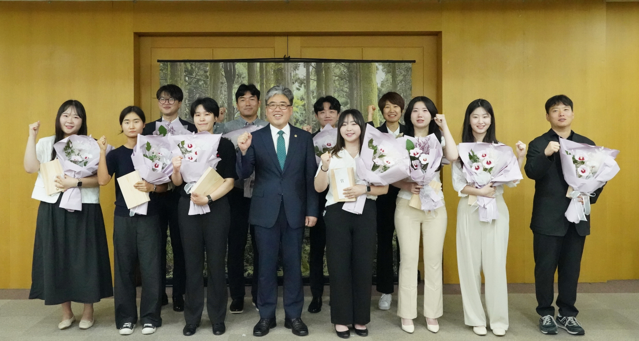 임상섭 산림청장이 15일 김유빈(청장 오른쪽 첫번째) 등 으뜸 신인상 수상자 11명과 기념촬영을 하고 있다.