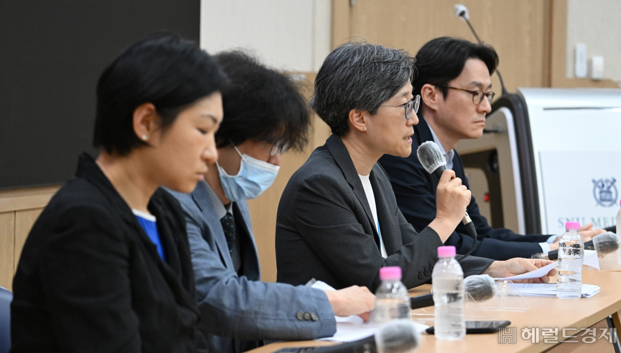 강희경 서울의대·서울대병원 교수협의회 비상대책위원회 위원장(오른쪽 두번째) 이 15일 오전 서울 종로구 서울의대 융합관에서 ‘조규홍 보건복지부 장관께, 서울의대-서울대병원 교수 비대위가 드리는 의견’을 주제로 기자회견을 하고 있다. 임세준 기자