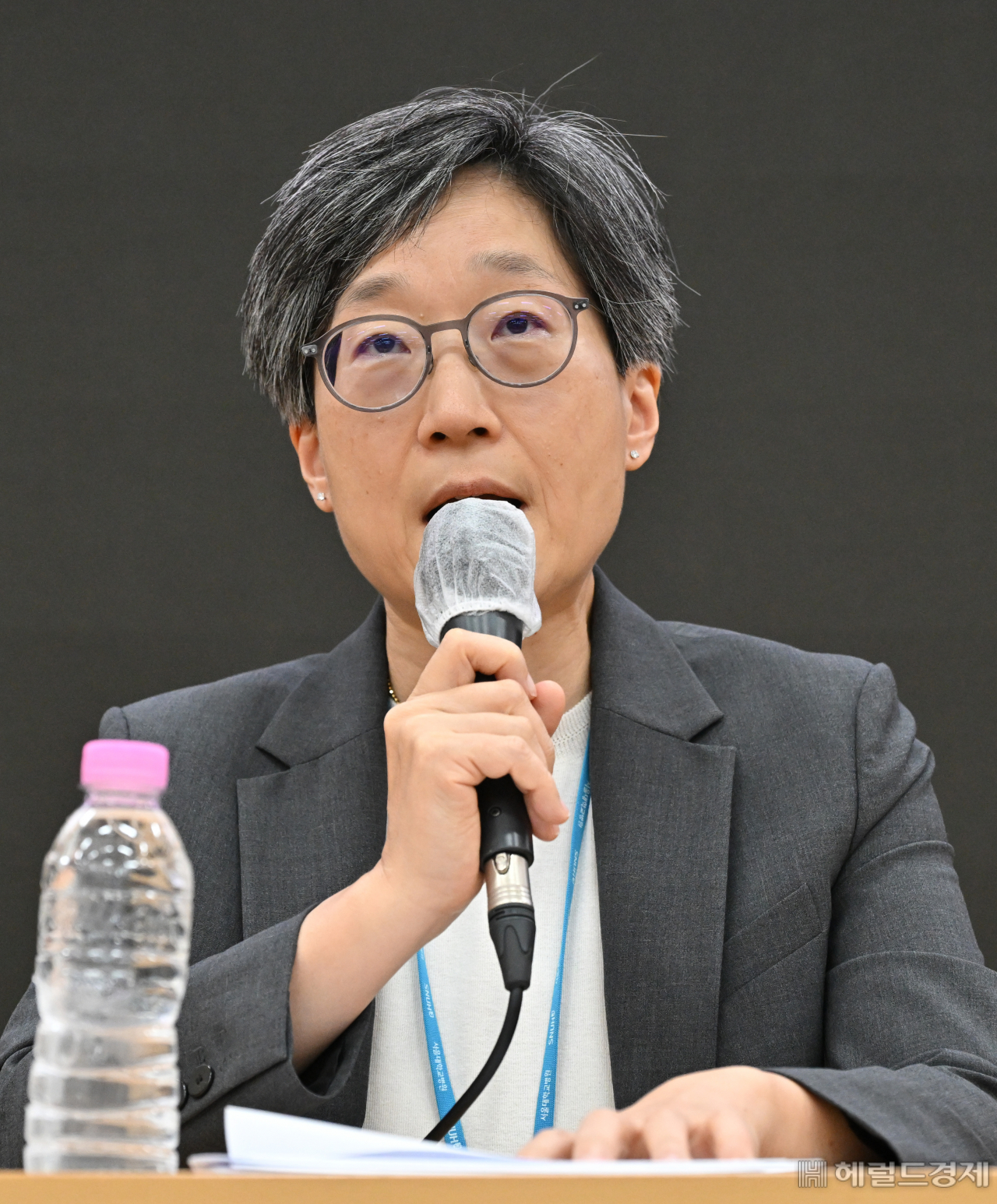 강희경 서울의대·서울대병원 교수협의회 비상대책위원회 위원장이 15일 오전 서울 종로구 서울의대 융합관에서 '조규홍 보건복지부 장관께, 서울의대-서울대병원 교수 비대위가 드리는 의견'을 주제로 기자회견을 하고 있다. 임세준 기자