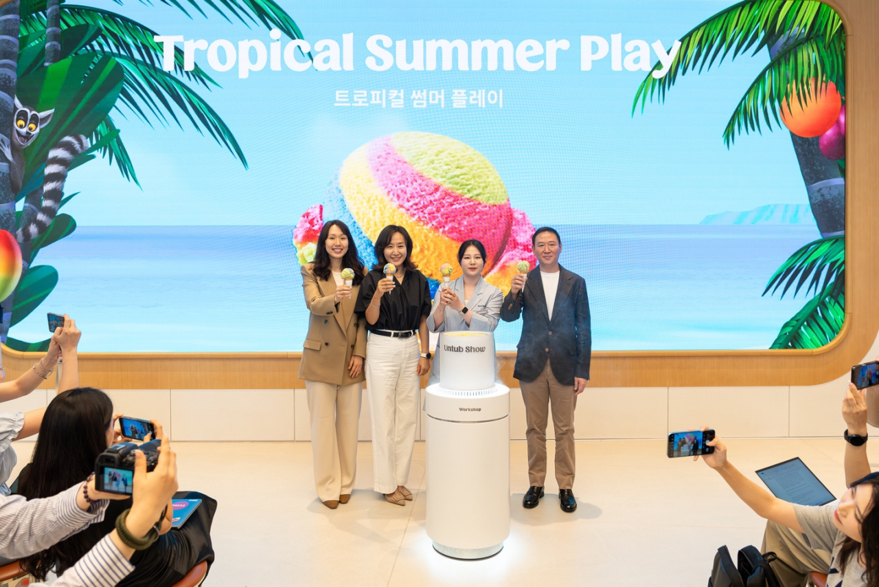 15일 서울 서초구 ‘워크샵 바이 배스킨라빈스’ 매장에서 허희수(우측) SPC그룹 부사장, 신경자 구글 아시아 태평양 지역 플랫폼&디바이스 마케팅 총괄(우측에서 세번째), 이성민 구글 플레이 유통 결제 파트너쉽 총괄(좌측)이 사진을 촬영하고 있다. [SPC 배스킨라빈스 제공]
