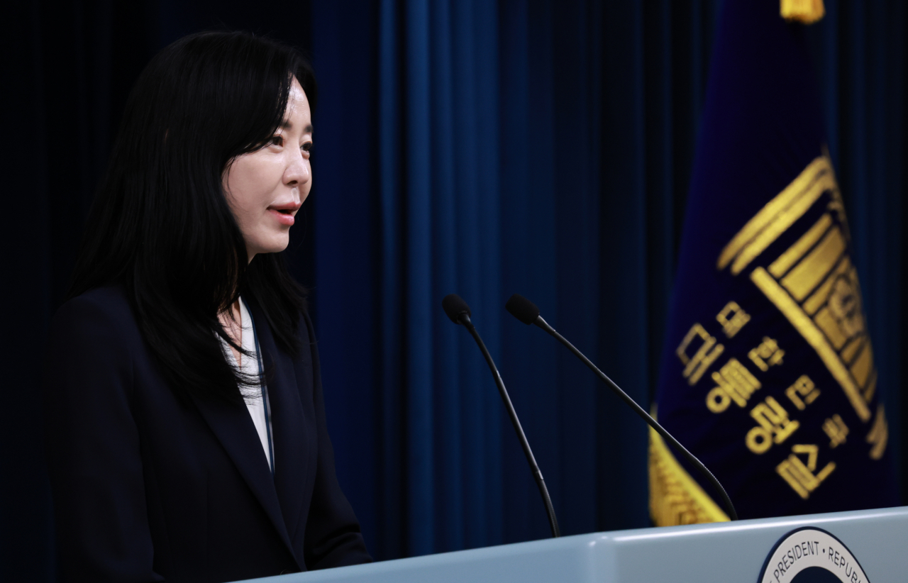 신임 대통령실 대변인에 내정된 정혜전 대통령실 홍보기획비서관실 선임행정관이 15일 서울 용산 대통령실 청사에서 열린 브리핑에 참석해 소감을 말하고 있다. [연합]