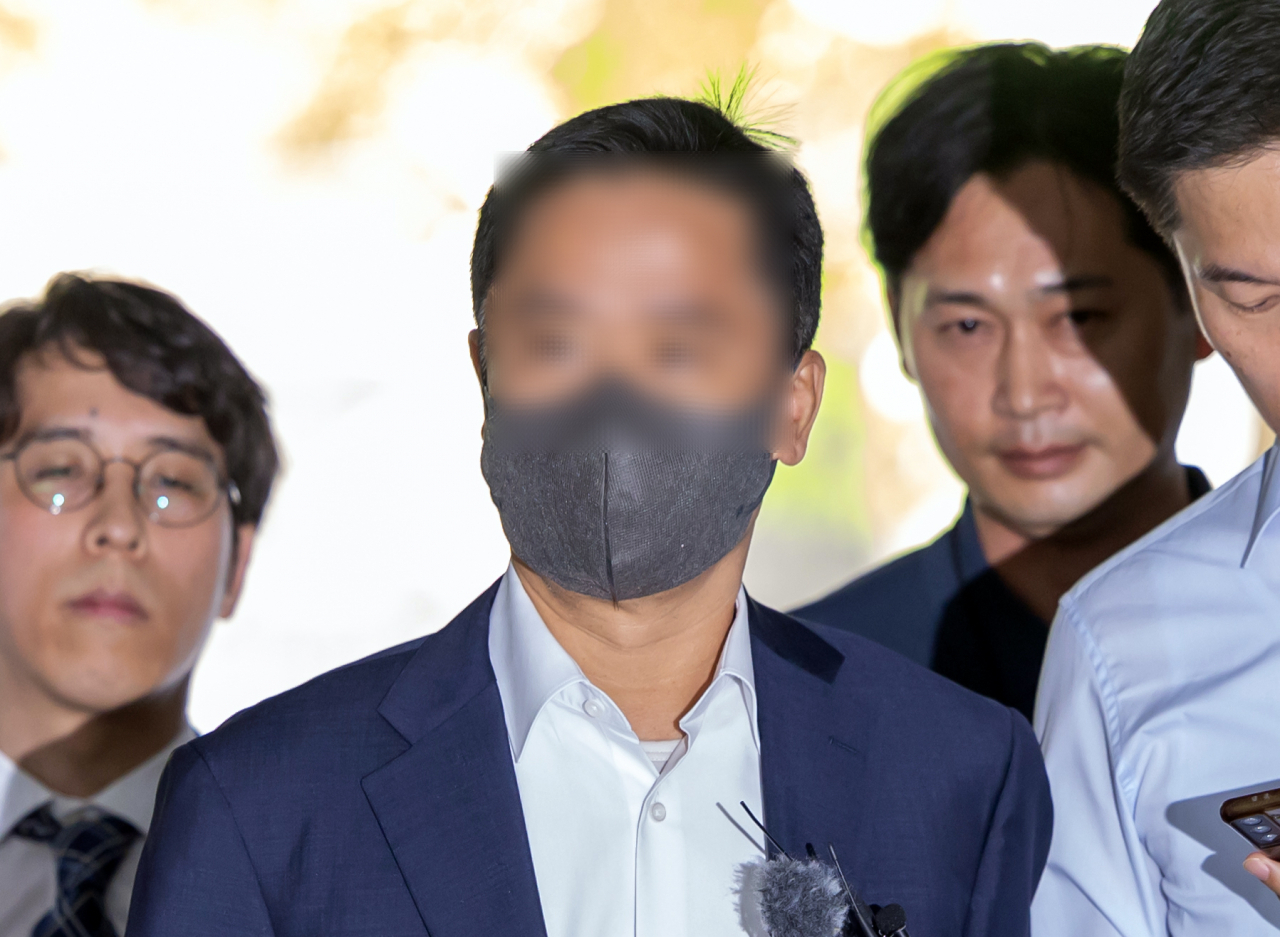 대장동 개발사업 민간업자 김만배 씨로부터 기사 청탁과 함께 금품을 수수한 혐의를 받는 전 중앙일보 간부 조씨가 구속 전 피의자 심문(영장실질심사)에 출석하기 위해 15일 오전 서초구 서울중앙지법으로 들어서고 있다. [연합]