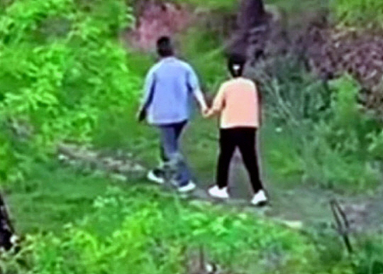 아내가 산 속에서 직장 상사와 바람 피우는 모습. [SCMP]