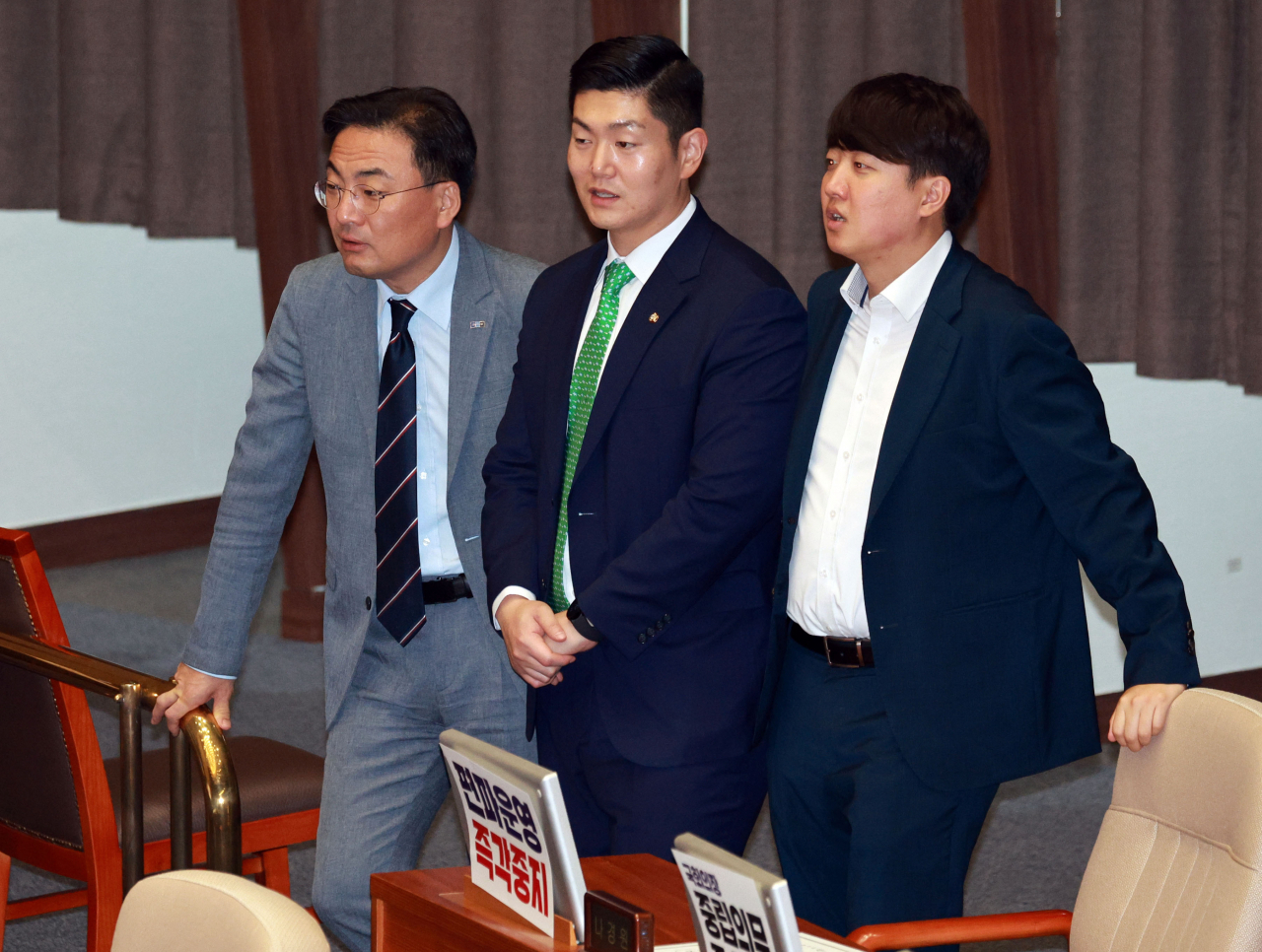 조국혁신당 신장식(왼쪽부터), 국민의힘 김재섭, 개혁신당 이준석 의원이 4일 오후 국회에서 열린 본회의에서 ‘채상병 특검법’ 무제한토론 종결 동의의 건 투표 결과를 기다리고 있다. [연합]