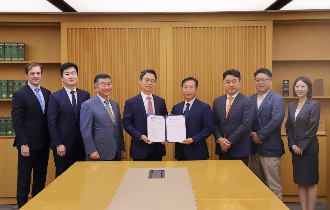 (왼쪽부터) 대륙아주 티모시 디킨스 외국변호사, 김승진 전략기획실장, 차동언 글로벌컴플라이언스 그룹장, 이규철 대표변호사, 율호 이재성 사장, 대륙아주 김신우 외국변호사, 율호 제현국 상무, 대륙아주 김경 외국변호사 [대륙아주 제공]