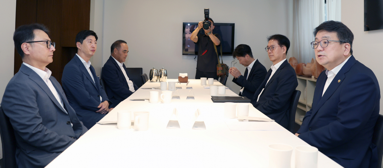 최남호(왼쪽 첫번째) 산업통상자원부 제2차관이 16일 서울 중구 컨퍼런스하우스 달개비에서 진행된 석유업계 조찬 간담회에서 인사말을 하고 있다.[산업통상자원부 제공]