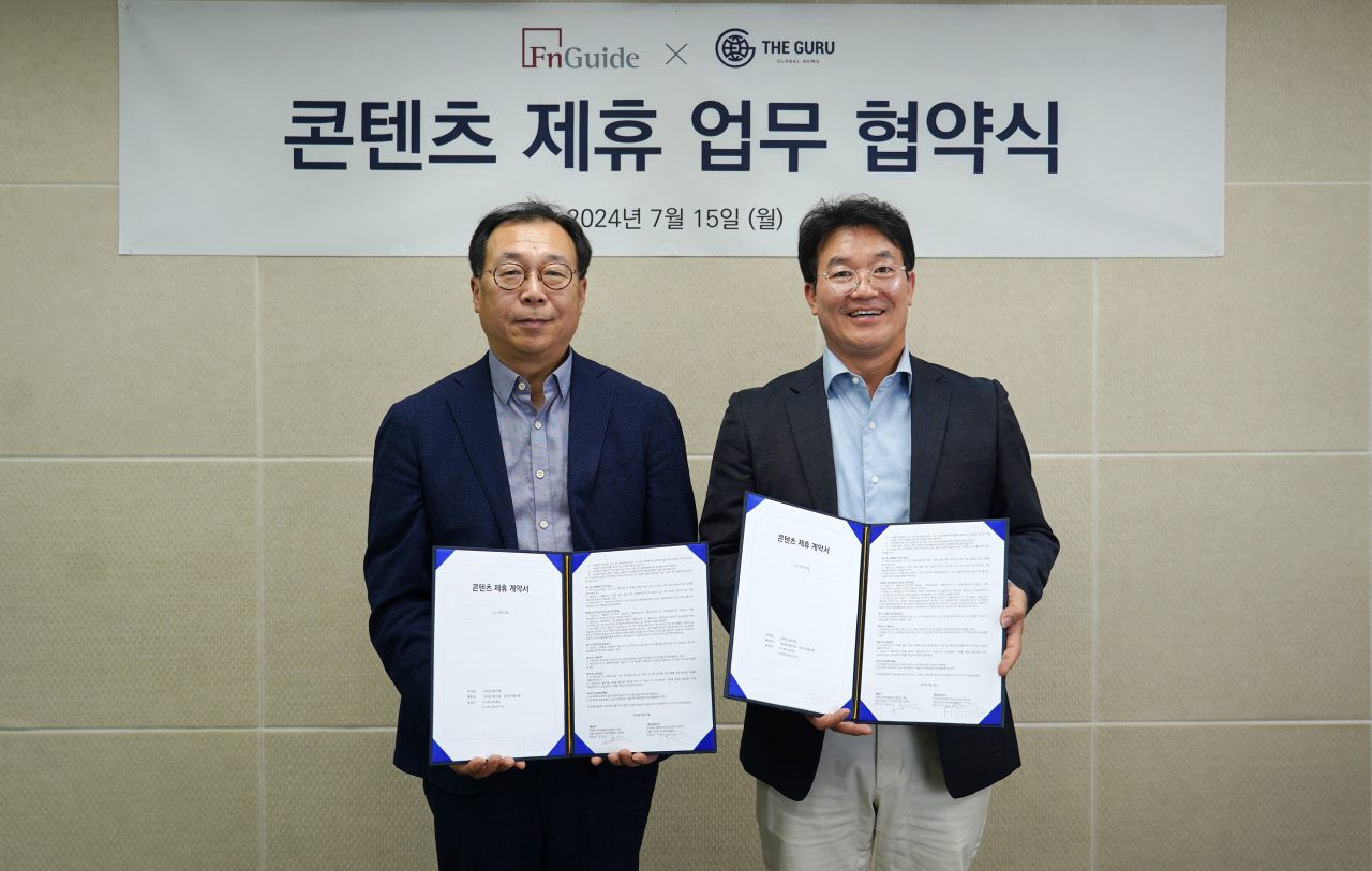 에프앤가이드 이철순 대표(사진 왼쪽)와 더구루 윤정남 대표가 콘텐츠 제휴 업무협약을 체결하고 기념 촬영을 하고 있다. [에프앤가이드 제공]