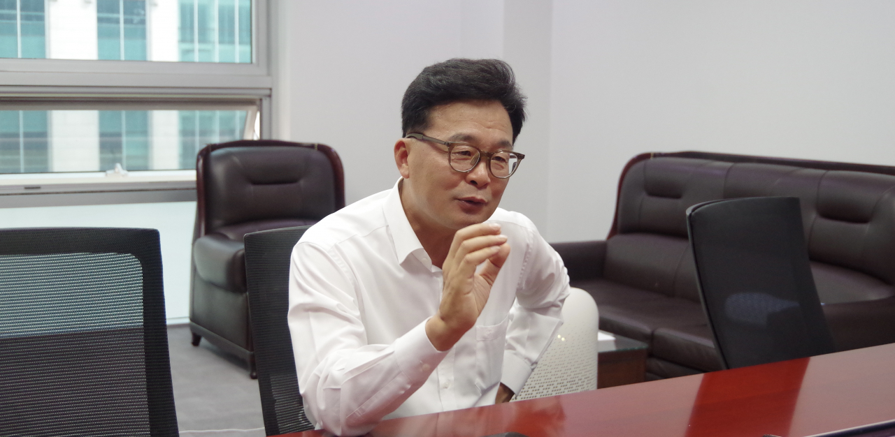 김우영 더불어민주당 의원이 11일 국회 의원회관에서 헤럴드경제와 인터뷰하고 있다. [의원실 제공]