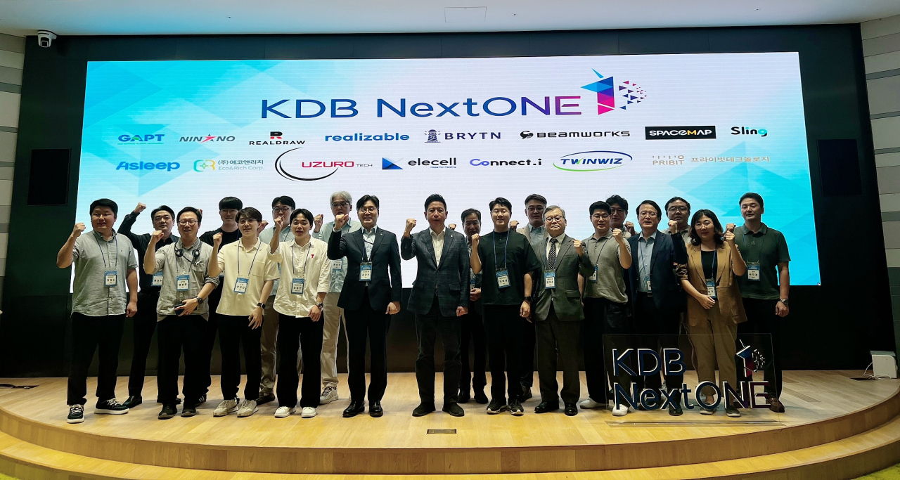 15일 산업은행 본점 IR센터에서 열린 KDB NextONE 9기 오리엔테이션에서 이준성(앞줄 가운데) 산업은행 부행장, 전화성 초기투자액셀러레이터협회장이 기념사진을 촬영하고 있다. [산업은행 제공]