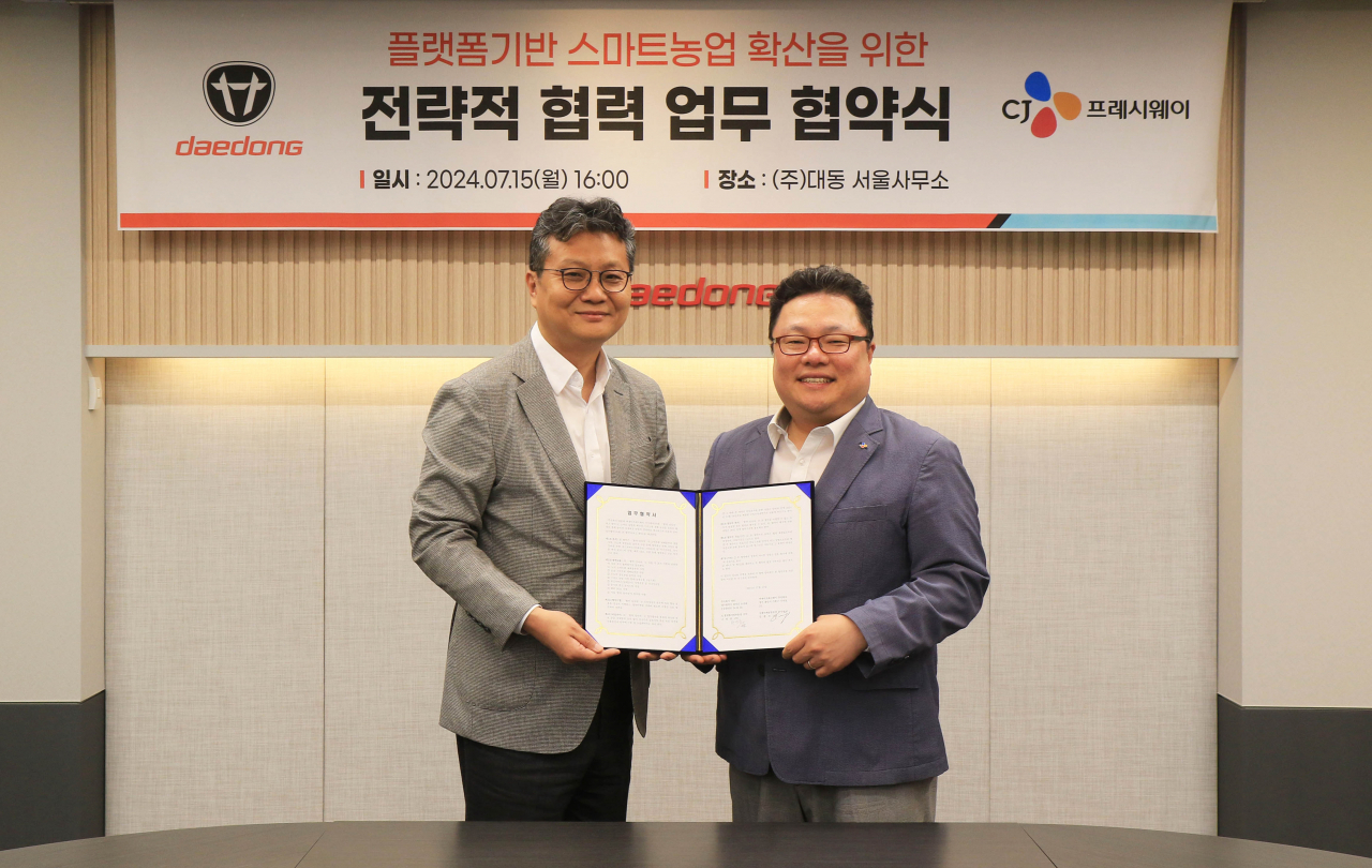 지난 15일 서울 서초구 대동 서울사무소에서 김종선(오른쪽) CJ프레시웨이 상품마케팅본부장과 나영중 대동 AI플랫폼사업부문장이 업무협약 기념사진을 촬영하고 있다. [CJ프레시웨이 제공]