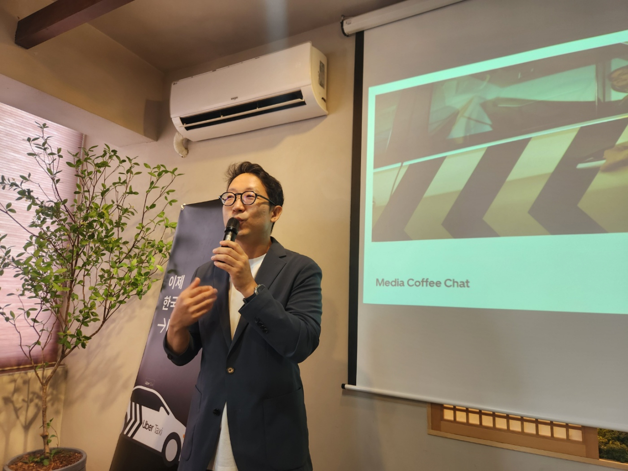 16일 서울 종로구 더 룸 탁트인에서 열린 기자간담회에서 송진우 우버 택시 대표가 발언하고 있다. [이영기 기자/20ki@]