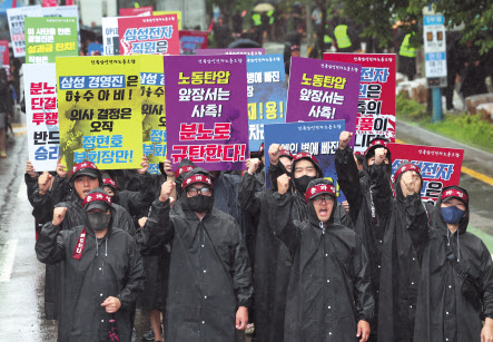 지난 8일 오전 경기도 화성시 삼성전자 화성사업장 앞에서 열린 전국삼성전자노동조합 총파업 결의대회에서 조합원들이 구호를 외치고 있다. [연합]