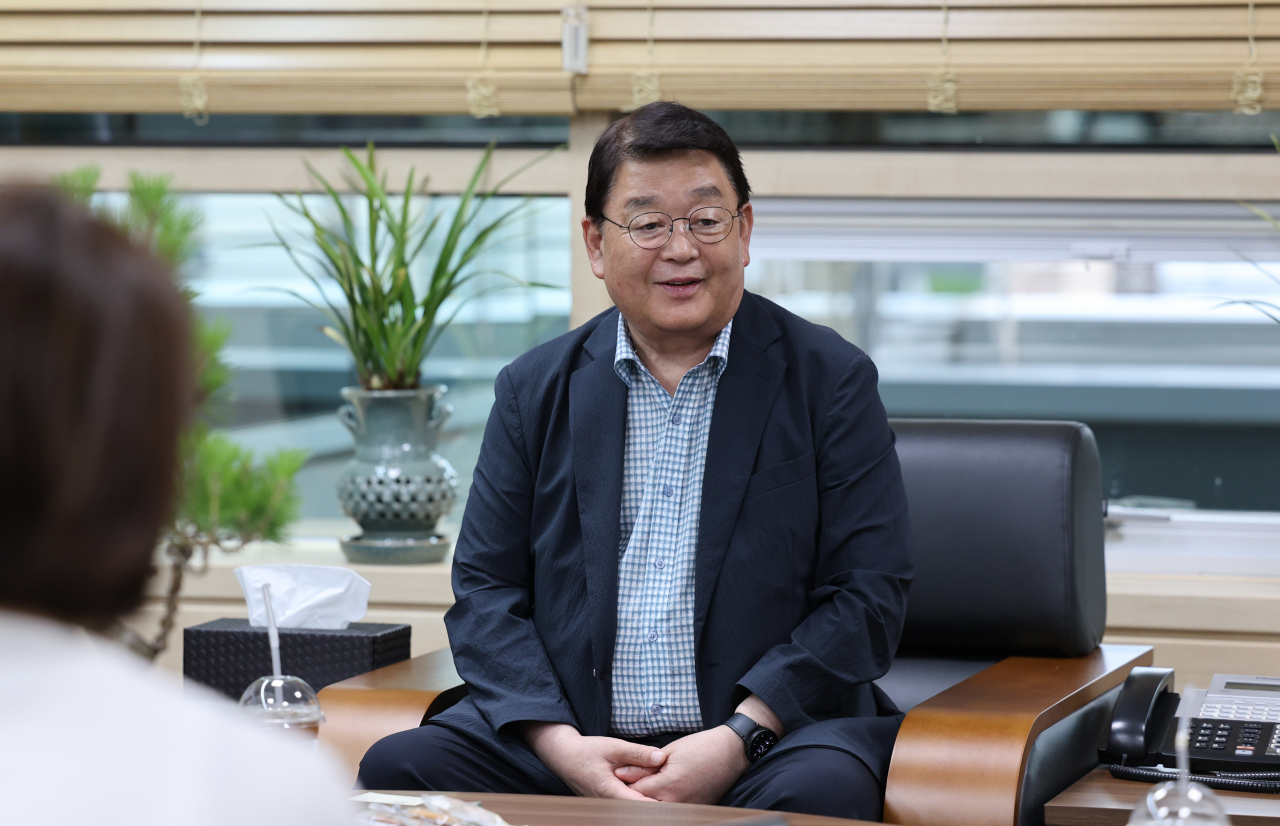박성효 소상공인시장진흥공단 이사장이 15일 대전 본사에서 기자들과 인터뷰를 하고 있다. [소진공 제공]
