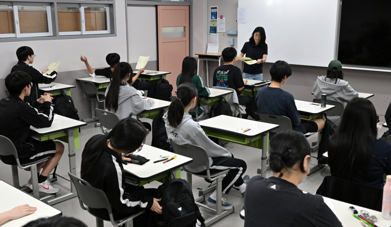 대학수학능력시험 6월 모의평가 시행일인 4일 오전 서울 송파구 방산고등학교에서 학생들이 답안지를 배부받고 있다. 임세준 기자