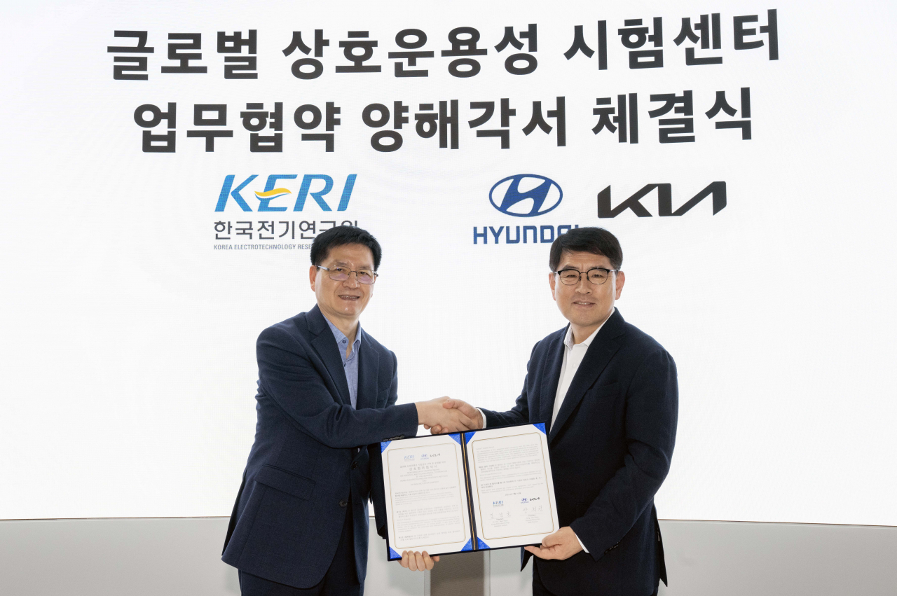 현대자동차·기아 R&D본부장인 양희원(오른쪽) 사장과 한국전기연구원의 김남균 원장이 글로벌 상호운용성 시험센터 구축 및 운영을 위한 업무협약 체결 후 기념사진을 찍고 있다. [현대차·기아 제공]