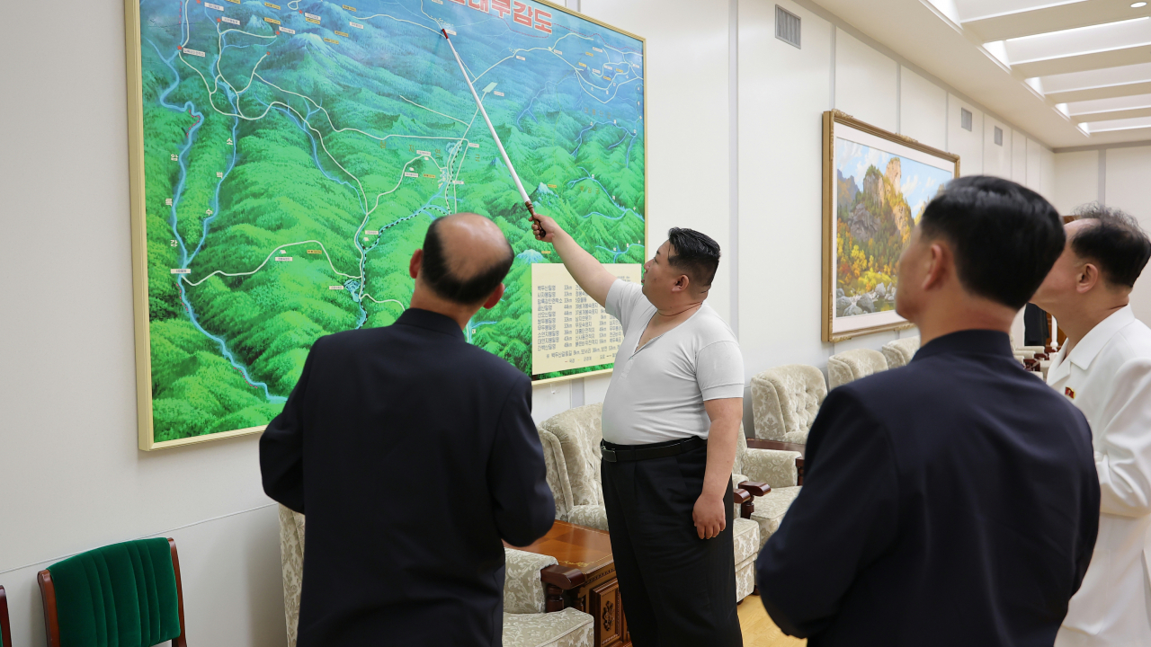 쿠바 주재 북한대사관에서 근무하던 리일규(52) 정무참사가 탈북해 한국으로 들어온 사실이 16일 뒤늦게 알려졌다. 김정은 북한 국무위원장은 최근 백두산 인근 삼지연시 개발 현장을 찾아 건설 감독 간부들의 직무태만을 고강도로 질책하며 처벌을 지시했다. 김 위원장이 지난 11~12일 삼지연시 건설사업을 현지지도하는 모습. [평양 노동신문=뉴스1]