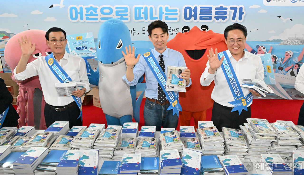 강도형(오른쪽부터) 해양수산부 장관, 방송인 남희석, 노동진 수협 회장이 16일 오후 서울 강남구 SRT 수서역 맞이방에서 열린 ‘여름휴가 어촌에서 보내기 캠페인’ 행사에서 기념촬영을 하고 있다. 임세준 기자