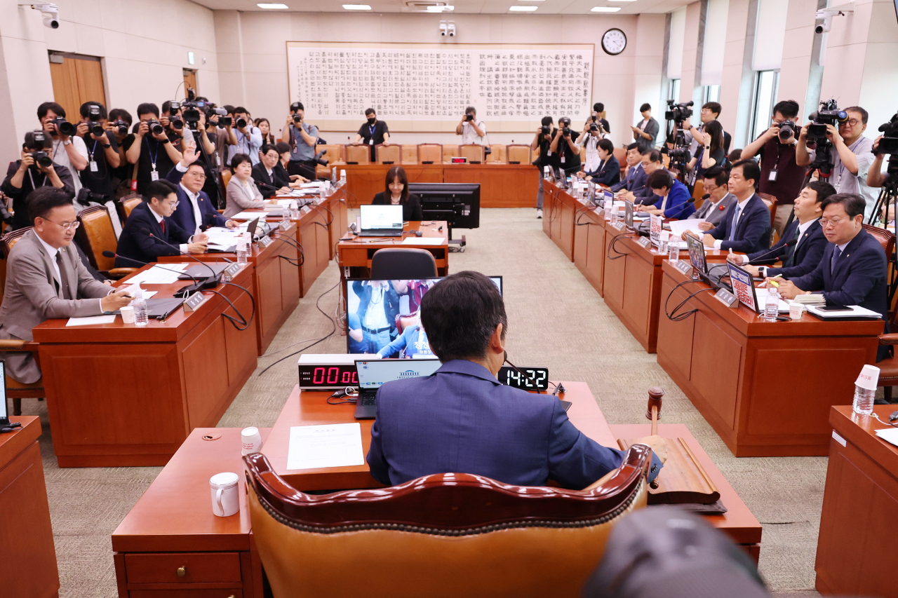 정청래 국회 법제사법위원장이 16일 오후 국회 법사위 전체회의에서 ‘윤석열 대통령 탄핵 국민청원’ 청문회 증인 추가 출석 요구의 건을 상정하고 있다. [연합]