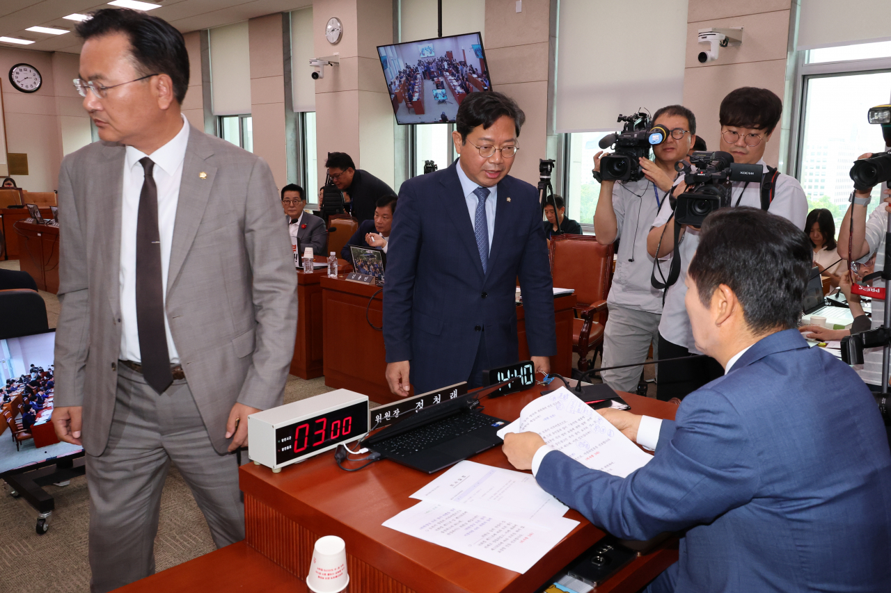 정청래 국회 법제사법위원장이 16일 오후 국회 법사위 전체회의에서 '윤석열 대통령 탄핵 국민청원' 청문회 증인 추가 출석 요구의 건에 대한 토론 방식을 두고 국민의힘 간사인 유상범 의원(왼쪽), 더불어민주당 간사인 김승원 의원(오른쪽)과 대화하고 있다. [연합]