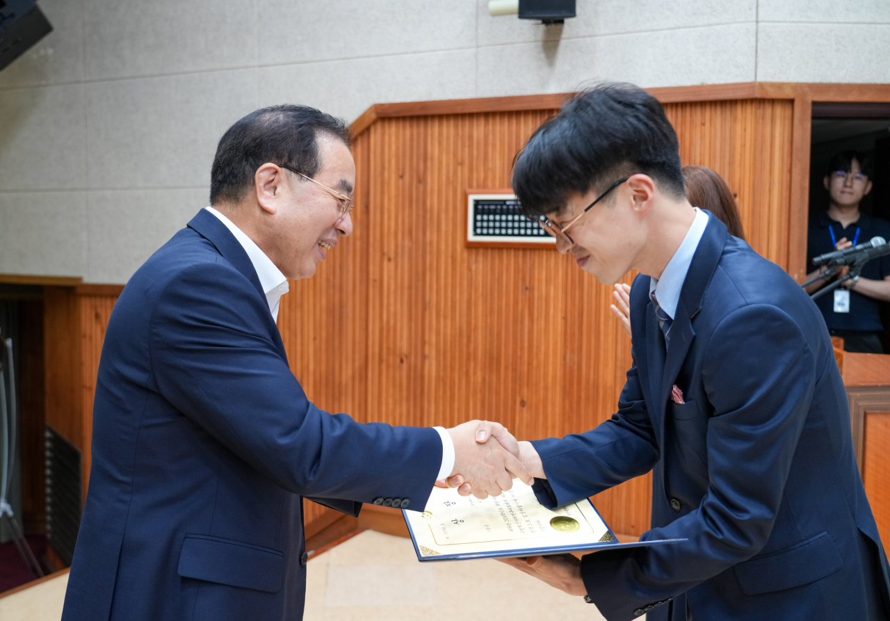 하윤수 부산시교육감(왼쪽)이 16일 오후 부산시교육청 대강당에서 열린 ‘부산 디지털 기반 수업혁신사례연구대회 시상식’에서 시상을 하고 있다. [사진=부산교육청]