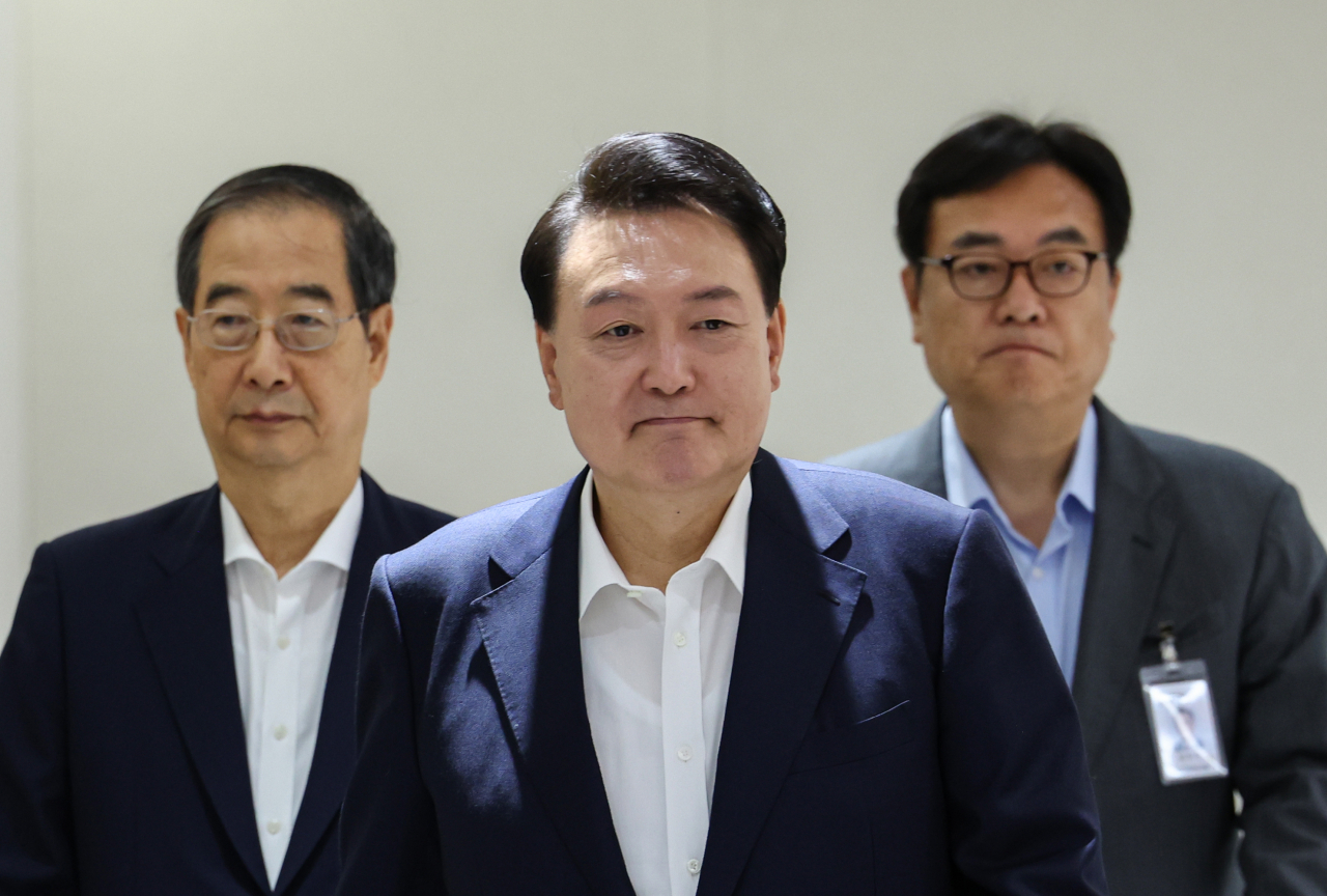 윤석열 대통령이 16일 서울 용산 대통령실 청사에서 열린 국무회의에 한덕수 국무총리, 정진석 대통령 비서실장과 함께 입장하고 있다. [연합]