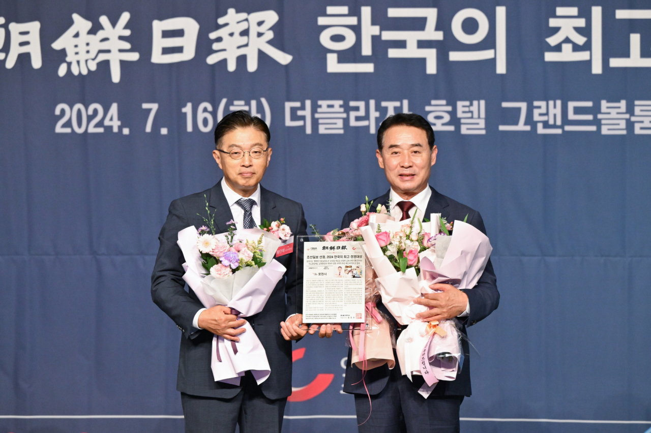 백영현(오른쪽) 포천시장이 ‘2024 한국의 최고 경영대상’ 시상식에서 교육발전도시경영 대상을 수상했다. 왼쪽은 심사위원장인 황인태 중앙대 교수.