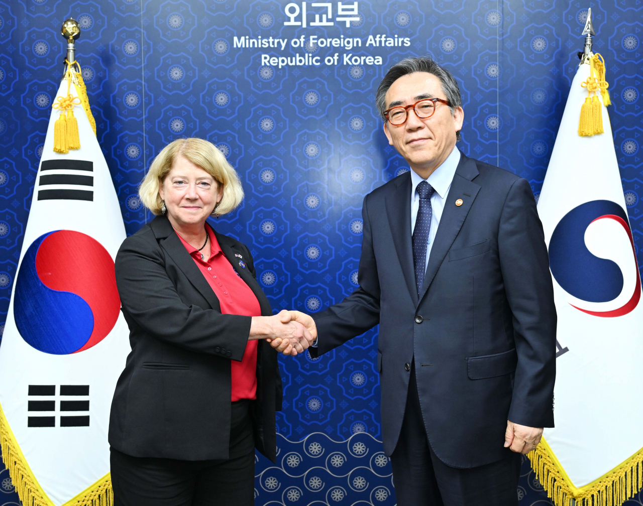 조태열 외교부 장관(오른쪽)이 16일 오후 외교부에서 방한 중인 팸 멜로이 미 항공우주청(NASA) 부청장과 면담을 하고 있다. [외교부 제공]