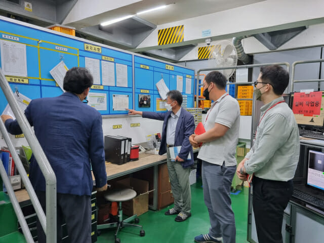 산업단지공단 관계자가 ESG 컨설팅을 받은 산단 입주기업을 방문, 컨설팅 결과를 점검하고 있다.[산업단지공단 제공]