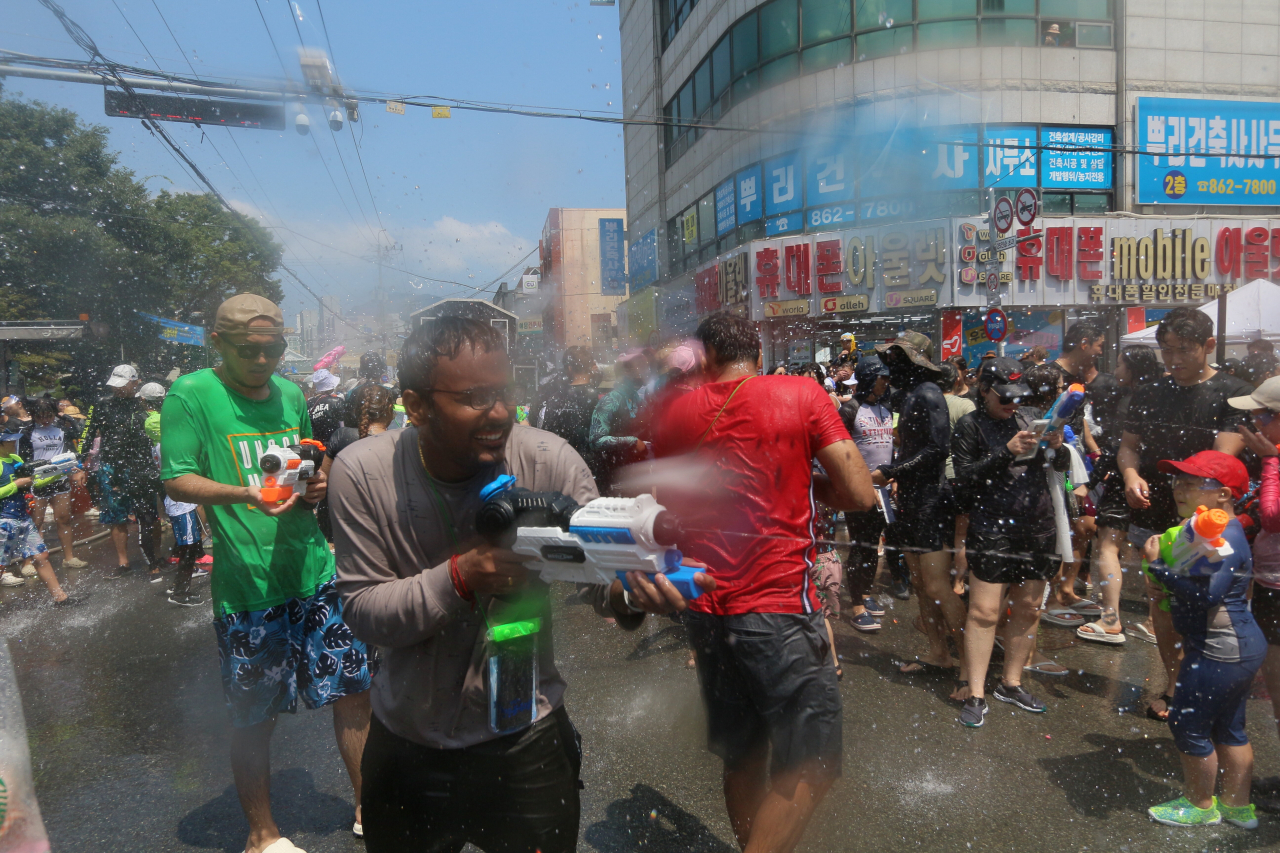 비가 와도 좋은 날, 워터밤 원조 장흥물축제 초읽기[함영훈의 멋·맛·쉼]