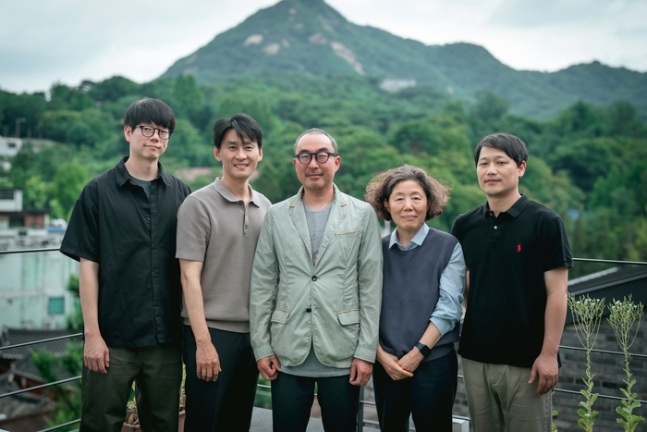 티빙 오리지널 다큐멘터리 ‘샤먼:귀신전’의 연출자 이민수PD(왼쪽부터), 박민혁PD, 이동희 콘텐츠사업본부장, 오정요 작가, 허진CP. [티빙 제공]