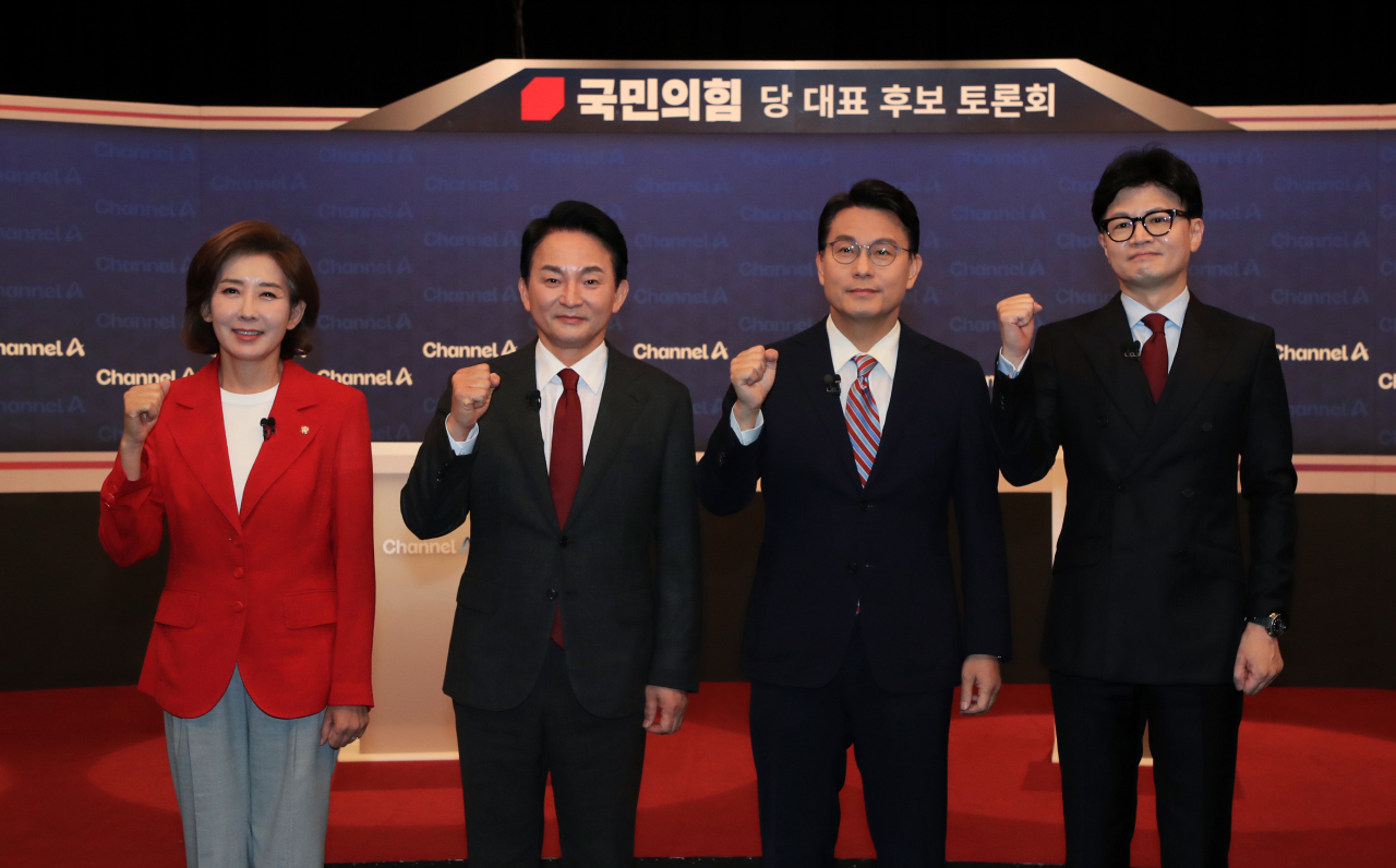 국민의힘 나경원(왼쪽부터), 원희룡, 윤상현, 한동훈 당 대표 후보가 16일 오후 서울 마포구 상암동 채널A 스튜디오에서 열린 3차 당 대표 후보 방송토론회 시작에 앞서 기념촬영을 하고 있다. [연합]
