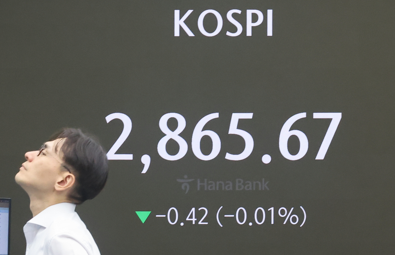 An electronic board showing the Korea Composite Stock Price Index at a dealing room of the Hana Bank headquarters in Seoul on Wednesday. (Yonhap)